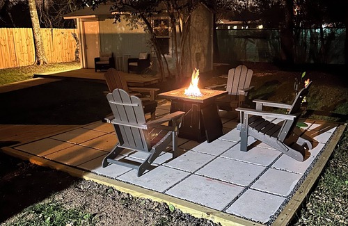 Lockhart Cottage | Charming 2-bedroom cottage in Lockhart with WiFi and AC