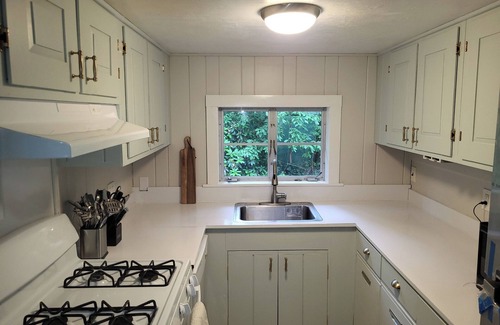 Cedar Bushes House | Charming 2 bedroom cottage, sleeps 6. Walk to beach 7 mins. WiFi, AC in Plymouth