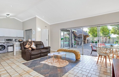 Randpark Ridge Cottage | Charming 2-bedroom cottage in tranquil Randburg with WiFi