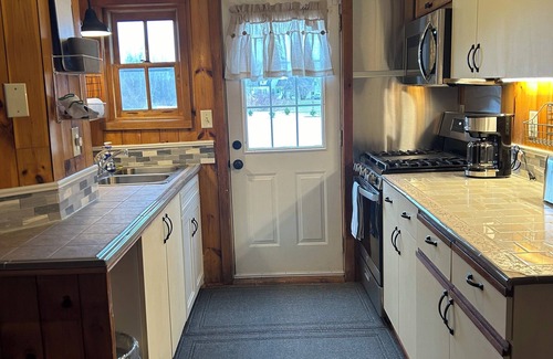 Alburg Cottage | Charming 2-bedroom cottage with AC and WiFi nestled in a peaceful setting~n