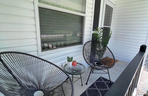 Fremont Cottage | Charming 2-bedroom cottage with lake and beach access and large yard.