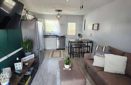 Grafton Cottage | Charming 2-bedroom cottage with WiFi and AC in serene Grafton