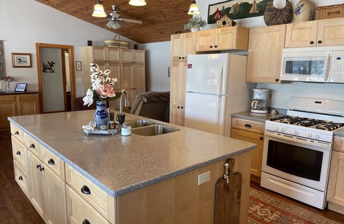 Milford House | Charming 2 bedroom cottage overlooking Arnold Lake under 10 min to CDP