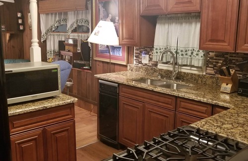 Monroe County Cottage | Charming 2-bedroom cottage with WiFi, AC in fabulous Newport with view