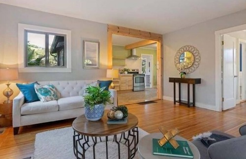 Oakland House | Charming 2-bedroom cottage house with natural outdoor surroundings in the hills