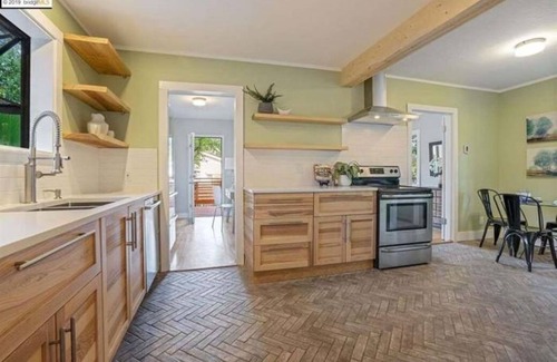 Oakland House | Charming 2-bedroom cottage house with natural outdoor surroundings in the hills