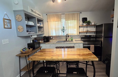 Molena Cottage | Charming 2-bedroom cottage in Molena Ga. Family & pet friendly.