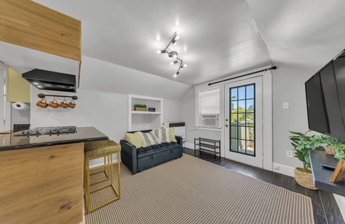 North Oak Park Apartment | Charming 2-bedroom duplex apt with WiFi, AC in peaceful Oak Park Sacramento
