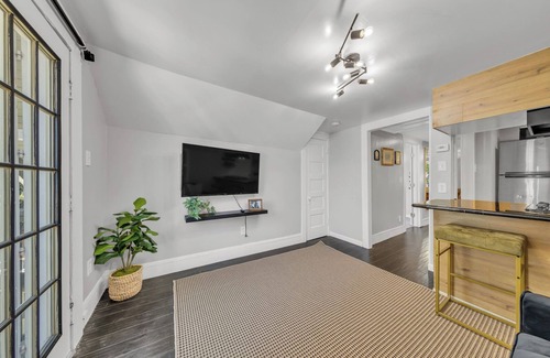 North Oak Park Apartment | Charming 2-bedroom duplex apt with WiFi, AC in peaceful Oak Park Sacramento