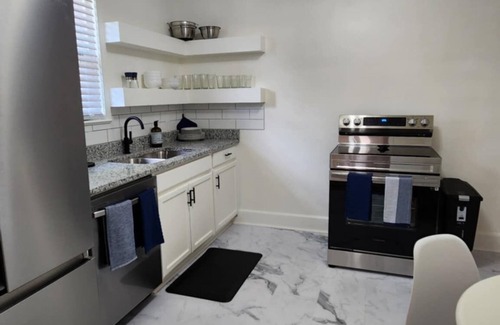 Earlewood House | Charming 2-bedroom duplex home in Historic Earlewood