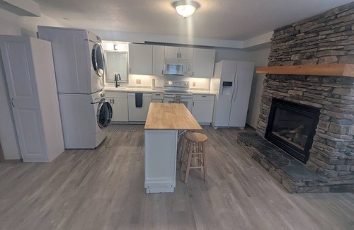 Miller Creek House | Charming 2-bedroom full bath apt in split level home with Mountain Vista's