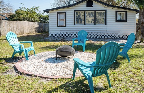 Walker's Island House | Charming 2-bedroom house with huge yard and firepit in Eagle Lake