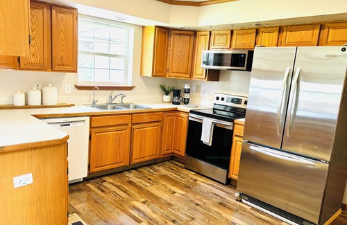Hutchinson House | Charming 2-bedroom house in Hutchinson with WiFi, family-friendly.