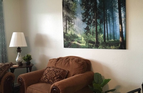Hutchinson House | Charming 2-bedroom house in Hutchinson with WiFi and AC