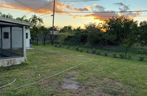Rock Ridge House | Charming 2-bedroom house with dock,AC, and Wifi.Enjoy kayakingn2 min from beach,
