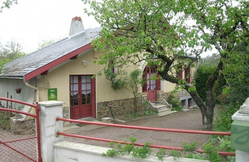 Herisson Cottage | Charming 2-Bedroom House near Medieval Village with Garden, Close to Tronçais Forest