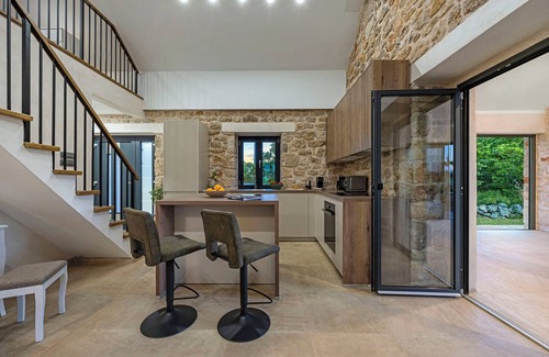 Drnis House | Charming 2-bedroom house with WiFi, AC in enchanting Trbounje