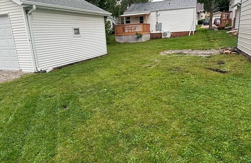 Creston House | Charming 2-bedroom house in serene Creston with AC