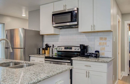 Greater East End House | Charming 2-bedroom house in welcoming Houston with AC, WiFi