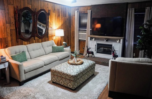 Lincoln House | Charming 2-bedroom house with WiFi, AC in peaceful Lincoln