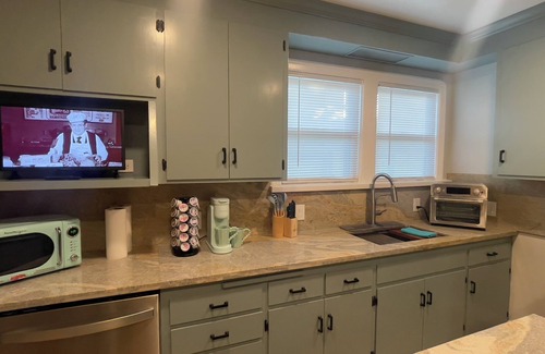 Oakland House | Charming 2-bedroom house in fabulous Oakland with WiFi, fitness room.