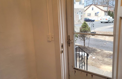 Teaneck House | Charming 2-bedroom house in delightful Teaneck with AC, WiFi