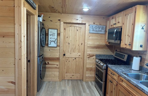 Wheeler House | Charming 2-bedroom house with AC, WiFi in Wheeler