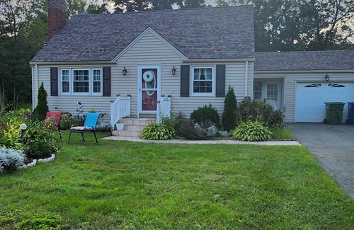 Windsor House | Charming 2-bedroom house with WiFi, AC in delightful Windsor.