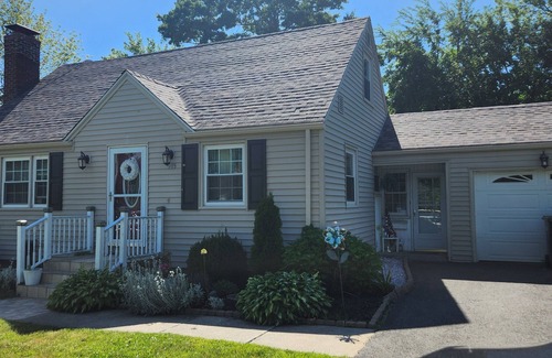 Windsor House | Charming 2-bedroom house with WiFi, AC in delightful Windsor.