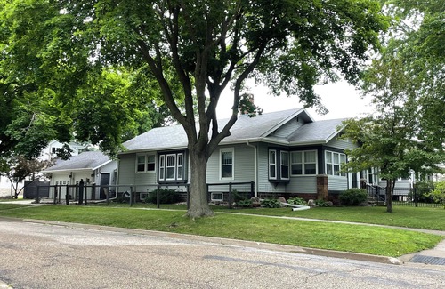 Algona House | Charming 2-bedroom house in delightful Algona with WiFi, AC,