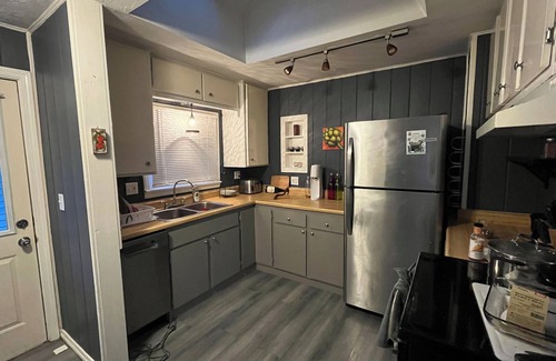 Southeast Eugene House | Charming 2-bedroom house with WiFi, AC in awesome Eugene