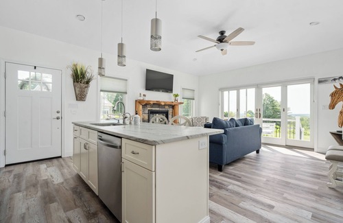 Galway House | Charming 2-bedroom house with AC, WiFi with mountain and lake views!