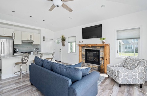 Galway House | Charming 2-bedroom house with AC, WiFi with mountain and lake views!
