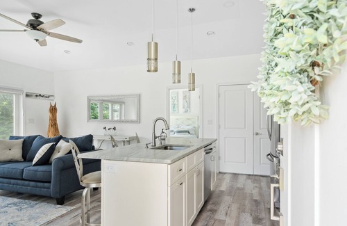 Galway House | Charming 2-bedroom house with AC, WiFi with mountain and lake views!