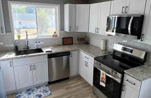 Sesser House | Charming 2-bedroom house with WiFi and AC in quaint Sesser near Rend Lake