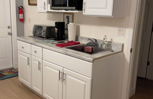 Sun 'N Lake House | Charming 2-bedroom in Sebring with AC and Wi-Fi, with serene country atmosphere