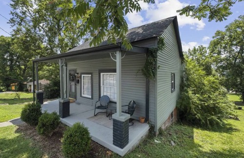 Chestnut Hill House | Charming 2-bedroom in heart of Wedgewood Houston