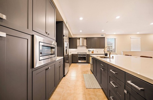 Airport Area Apartment | Charming 2-bedroom in Irvine Center