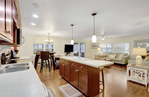 Monroe County House | Charming 2-Bedroom Key Largo Breeze Retreat - 55+ Community Silver Shores
