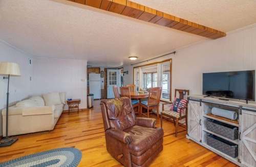 Windsor Cottage | Charming 2-bedroom lakefront cottage in Central Maine with WiFi
