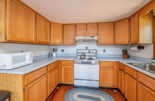 Windsor Cottage | Charming 2-bedroom lakefront cottage in Central Maine with WiFi