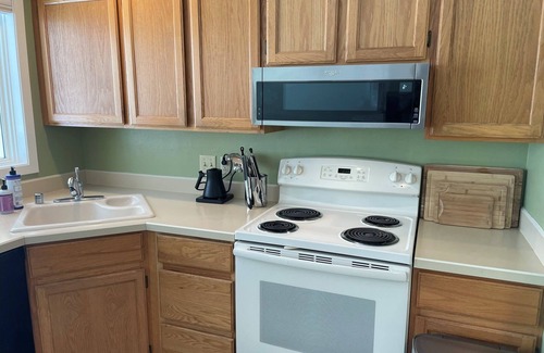 University District House | Charming 2-bedroom riverfront townhome in Missoula with AC, WiFi
