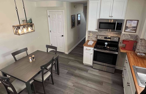 University District House | Charming 2-Bedroom Townhome with WiFi and AC in fantastic Columbus