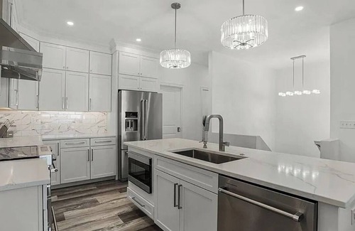 Grafton House | Charming 2-bedroom townhome with a cozy fireplace in the heart of Grafton