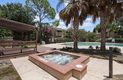 Woodlake - Briar Meadow House | Charming 2-bedroom townhome with WiFi and AC in brilliant Houston