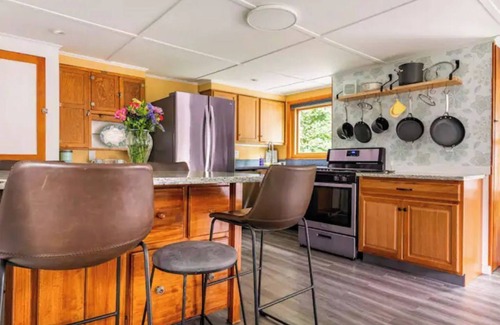 Woburn House | Charming 2 bedroom Townhome w/private office suite