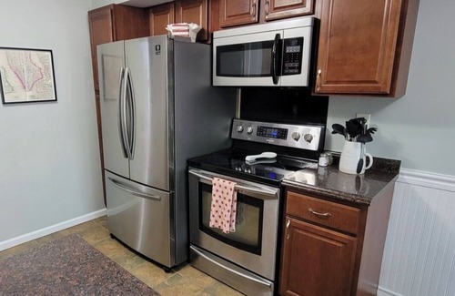 Ballston Spa House | Charming 2 Bedroom 3 bathroom Townhouse, minutes from Saratoga Springs!