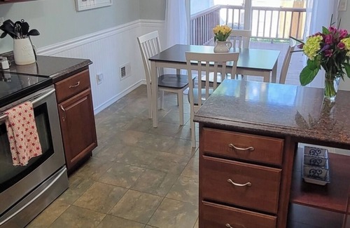 Ballston Spa House | Charming 2 Bedroom 3 bathroom Townhouse, minutes from Saratoga Springs!