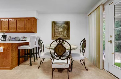 New Castle House | Charming 2-bedroom house with WiFi, AC in Center Point