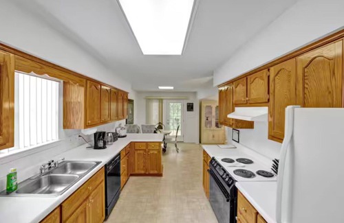 New Castle House | Charming 2-bedroom house with WiFi, AC in Center Point
